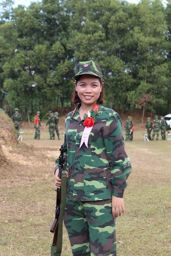 Đại úy, thạc sĩ Phạm Thị Dịu, phóng viên Báo Quân khu 1 đạt danh hiệu bắn giỏi.